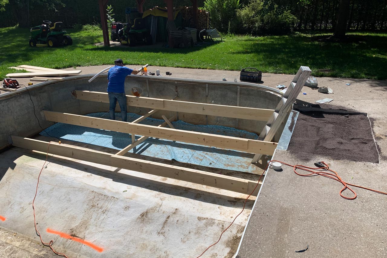 Construction marches plage sur largeur complète de la piscine de 18 pieds