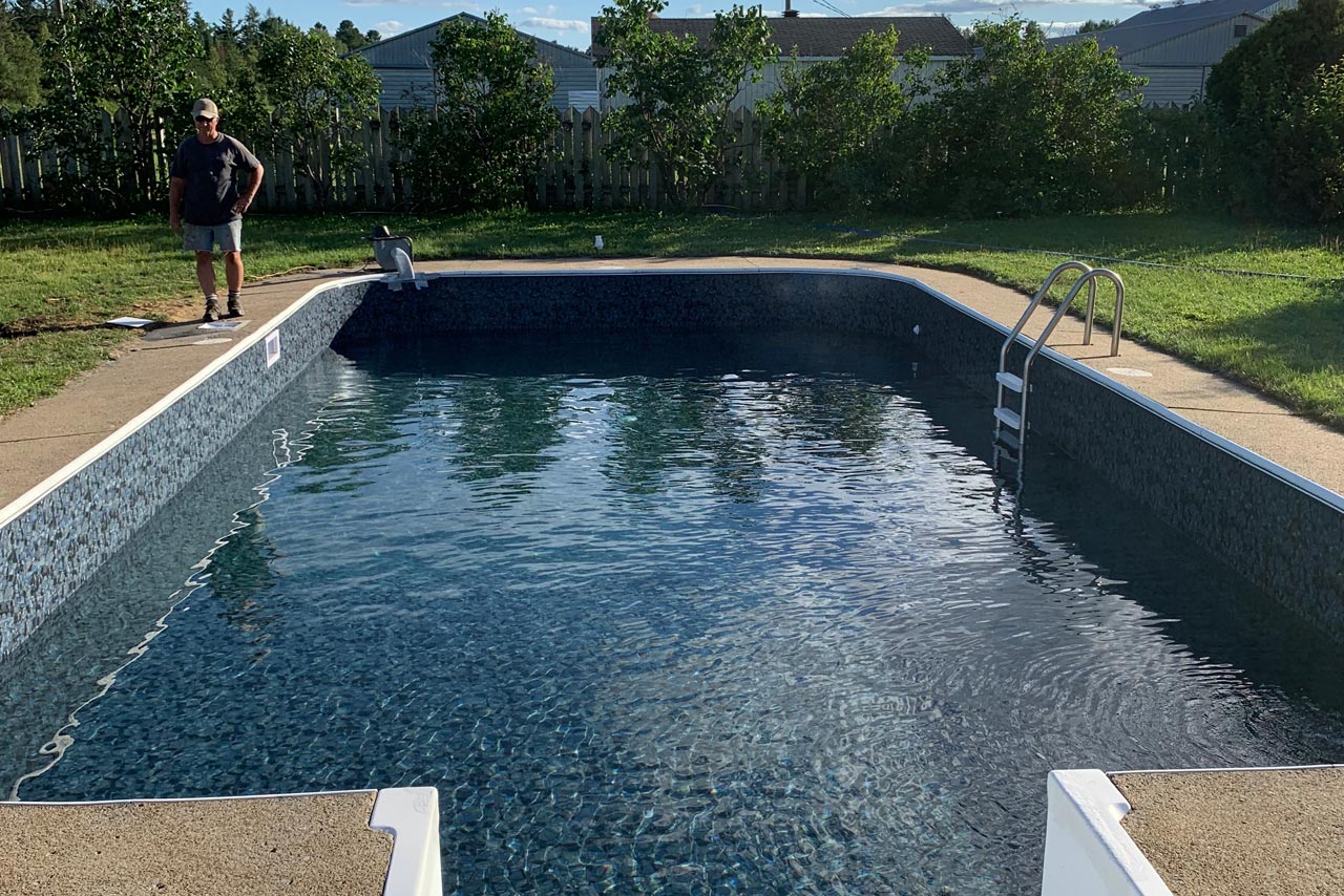 La piscine reprend vie avec une toile vinyle moderne