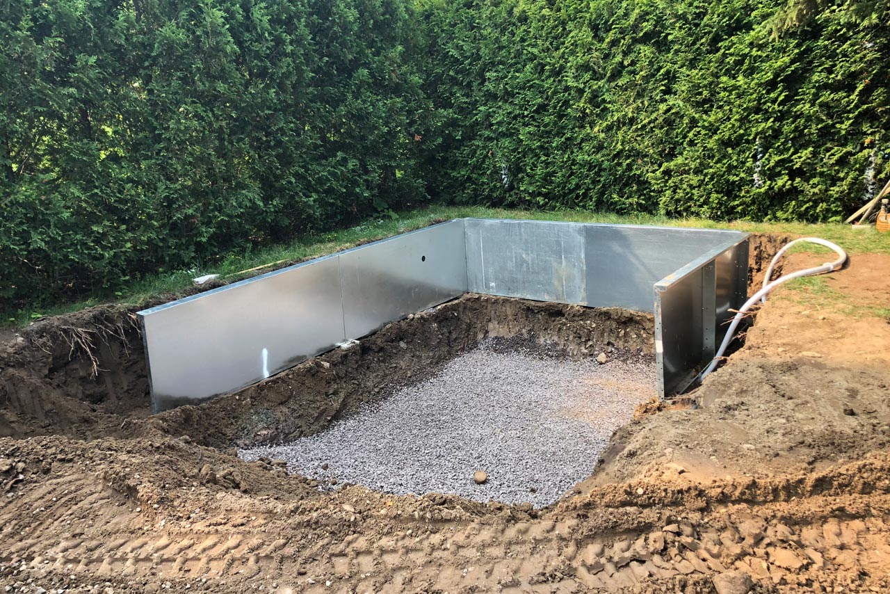 Les panneaux de tôle de 6 pieds sont positionnés un à un