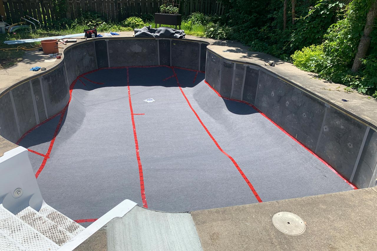 Préparation du fond et protection de la piscine