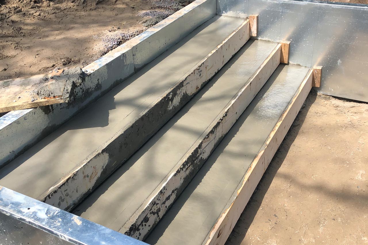 Coulage de marches de piscine en béton