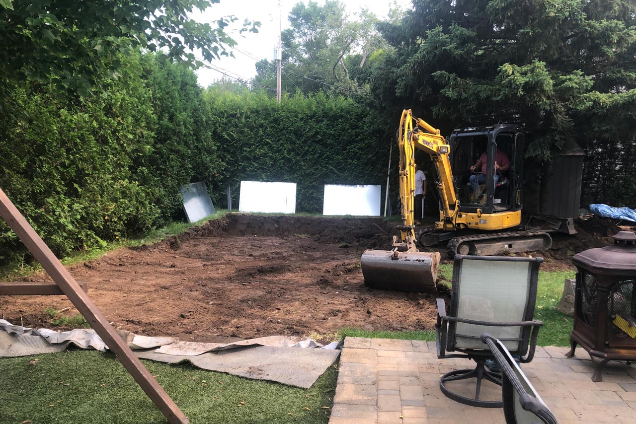 Excavation du terrain par une pelle mécanique