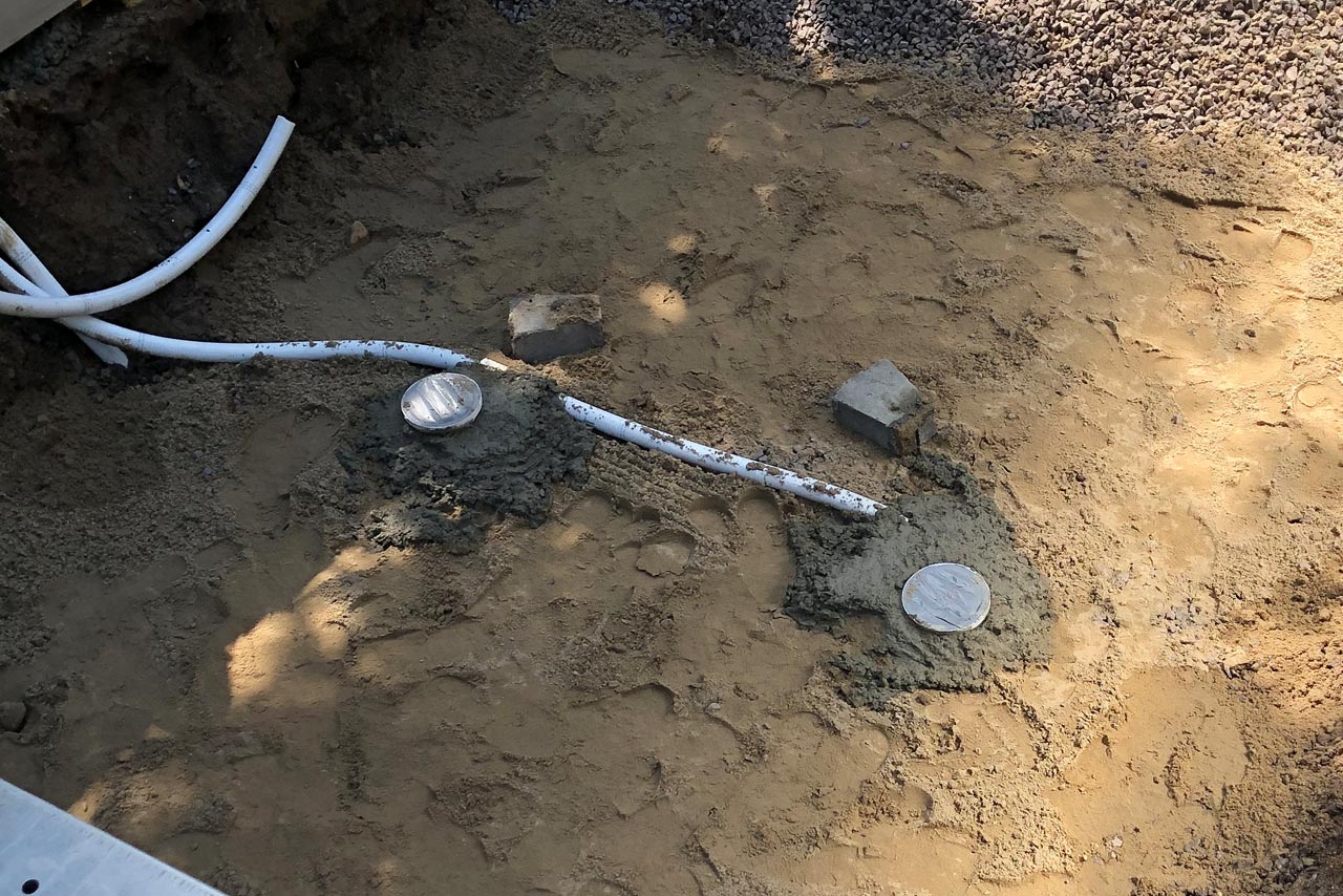 Fixation des drains de fond de piscine