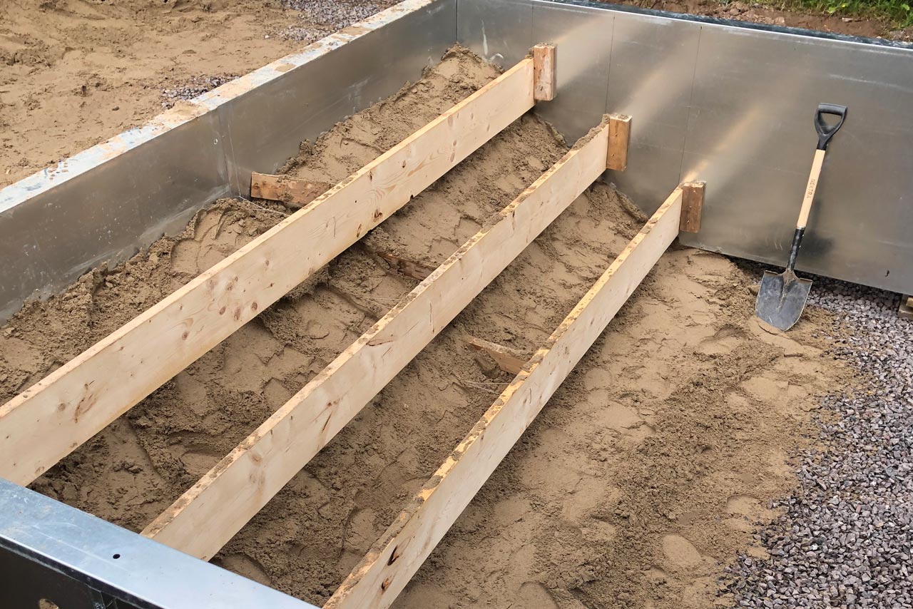 Marches moulées sur toute la largeur de la piscine