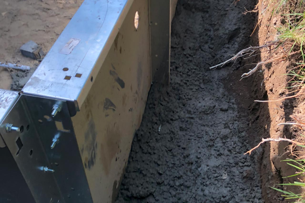 Panneaux en tôle de la piscine figés dans le béton