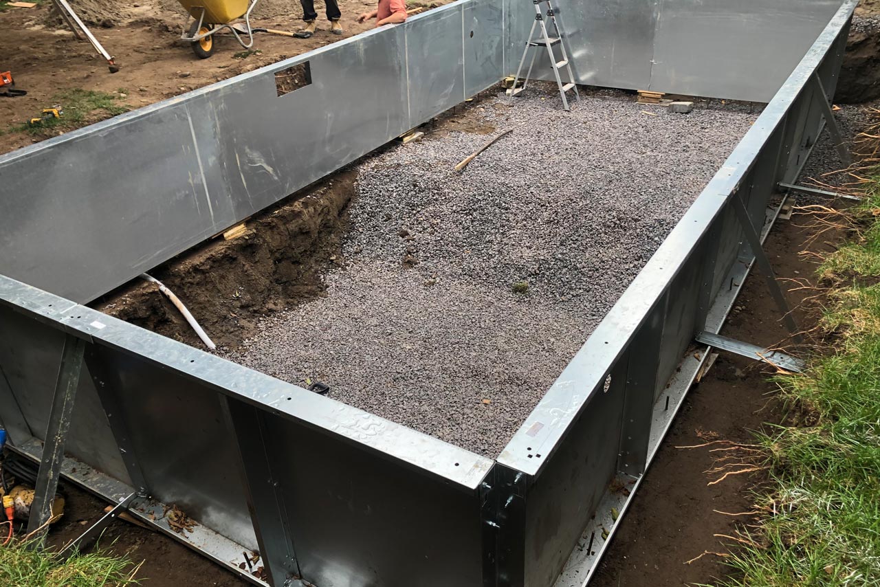 Structure périphérique en tôle de piscine creusée