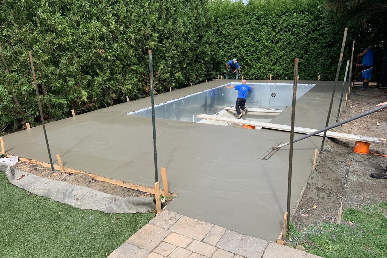 Trottoir en béton autour de la piscine