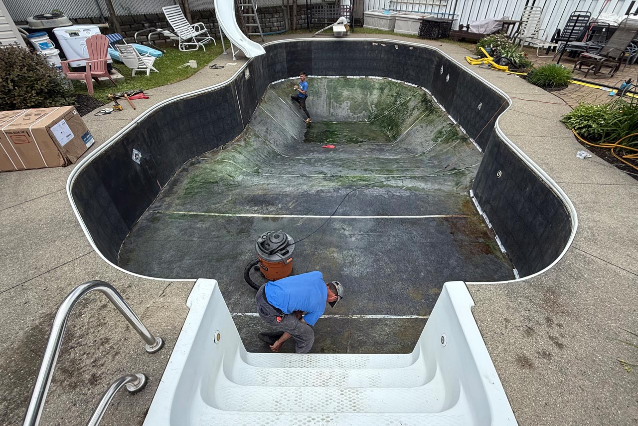 Nettoyage tapis géotextile fond de piscine creusée