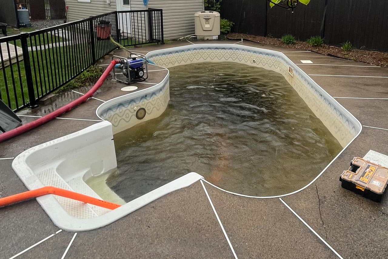 Vidage piscine creusée avant changement de toile