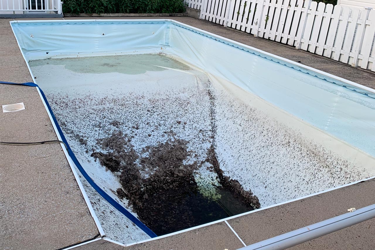 Vieille toile vinyle usagée piscine creusée